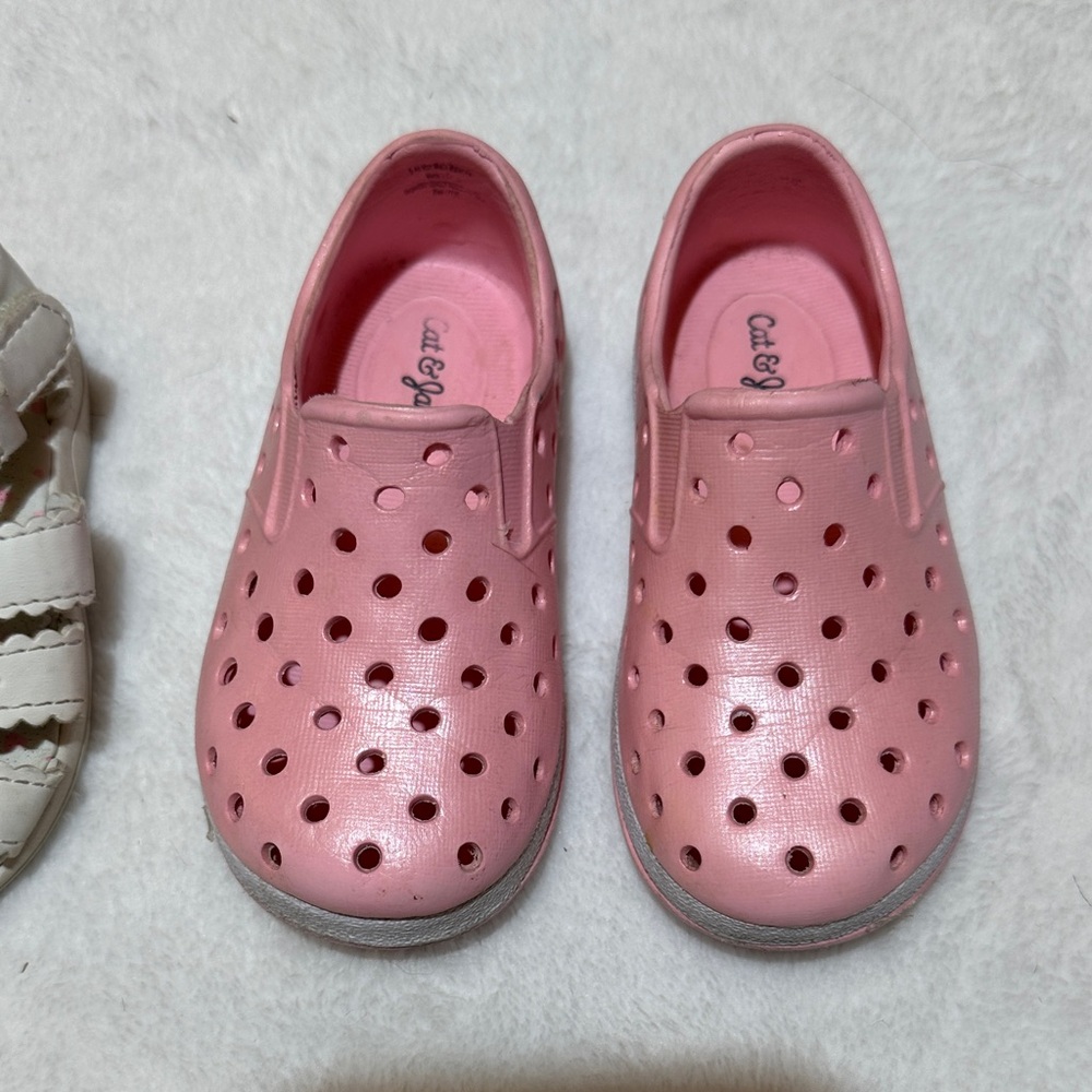 EUC lot of girls size 5 shoes, gold Mary Jane’s, fisherman sandal water shoe - Picture 5 of 6